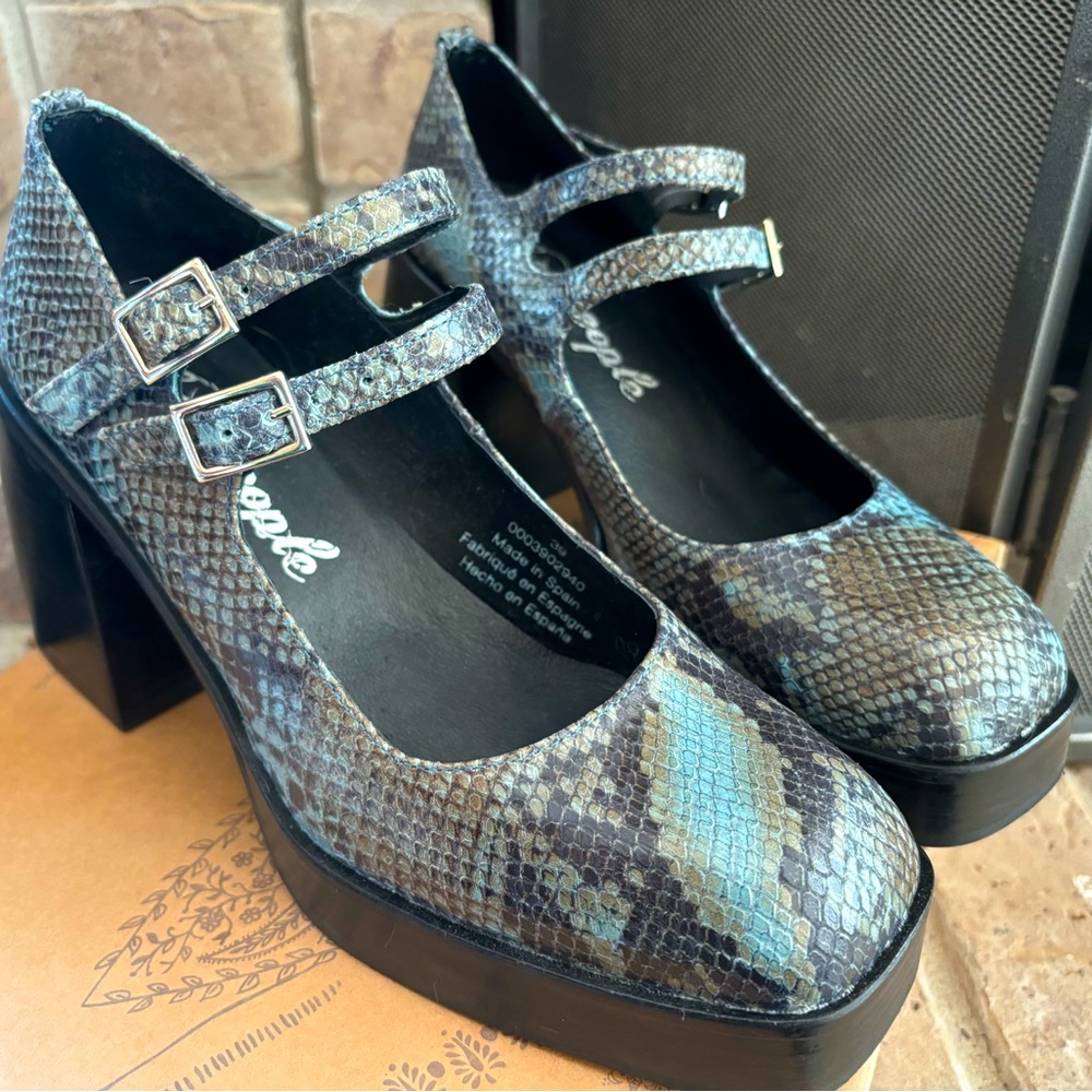 Free People Ruby Double Strap Platform Mary Janes US 8.5 EU 39 Blue and Black
